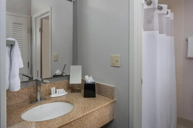 Room, 2 Double Beds, Bathtub, Accessible, Courtyard by Marriott Orlando International Drive/Convention Center 3/5