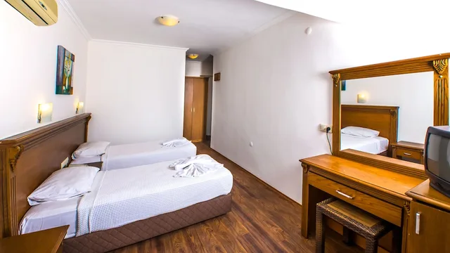 Room, Triple, Murphy Bed، Honeymoon Hotel 4/6