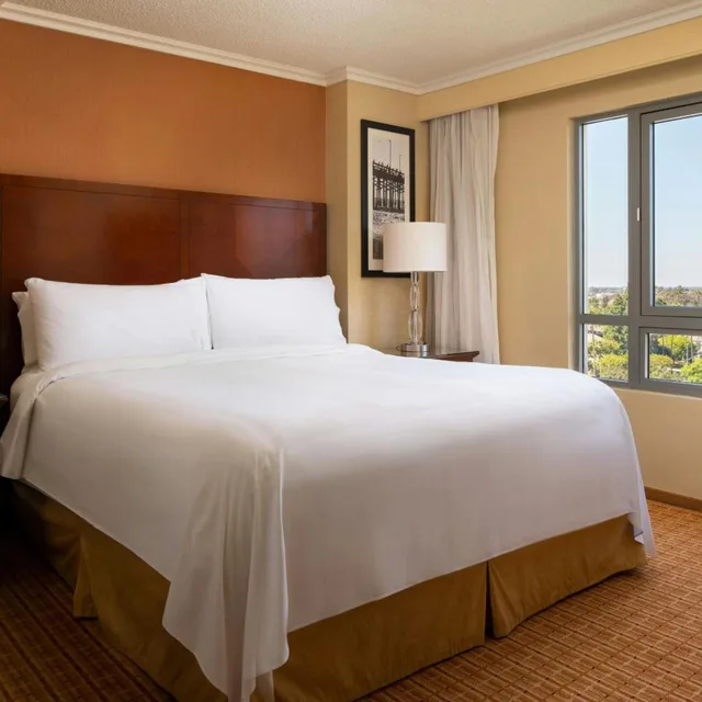 1 Bedroom, Family Suite, Suite, King Bed, Sofa, Balcony، Marriott Newport Beach Bayview 3/19