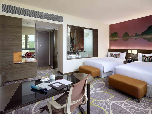 غرفة قياسية بسريرين منفصلين بإطلالة على الحديقة، The Royal Garden Kowloon East 2/3