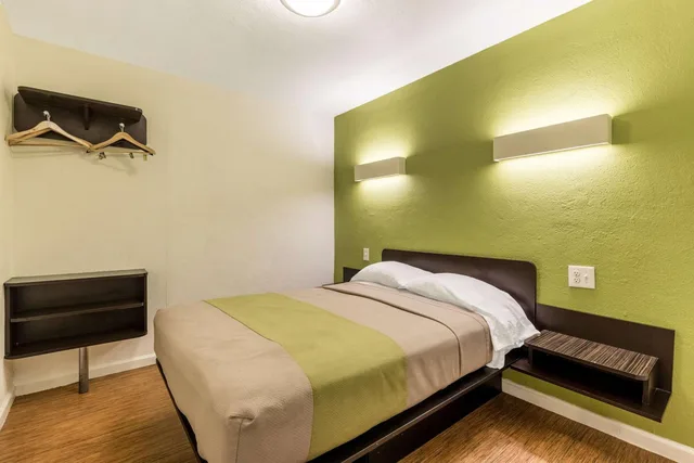 غرفة بسرير كوين، Motel6 San Rafael, CA 2/10
