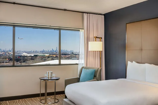 Room, 2 Double Beds, City Skyline View, Top Floor، DoubleTree by Hilton Hotel Newark Airport 2/4