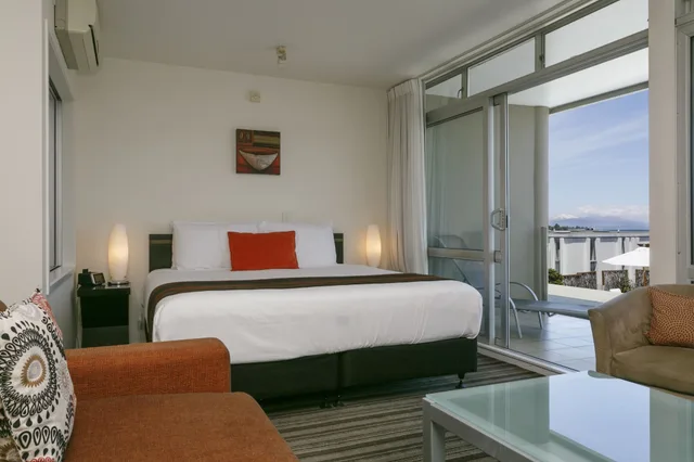 استوديو فاخر بسرير كينج بإطلالة على البحيرة، The Reef Resort 3/10