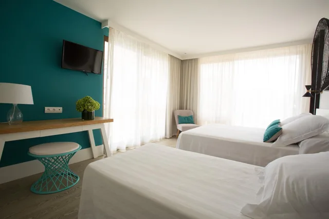 غرفة سوبيريور ثلاثية بسرير كوين وسرير فردي بإطلالة على البحر، Almirante Hotel 3/6