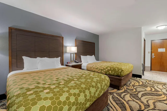 غرفة بسريرين كوين، Econo Lodge Shelbyville North 2/6