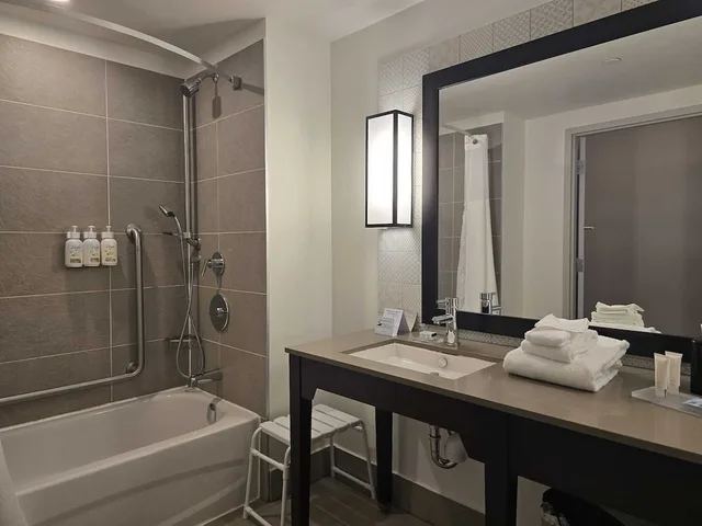 غرفة بسرير كينج لذوي الإعاقة، Country Inn and Suites By Radisson Belleville ON 5/7