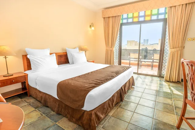 غرفة سوبيريور بسرير كينج بإطلالة على الشاطئ بشرفة، Novotel Al Dana Resort 9/10