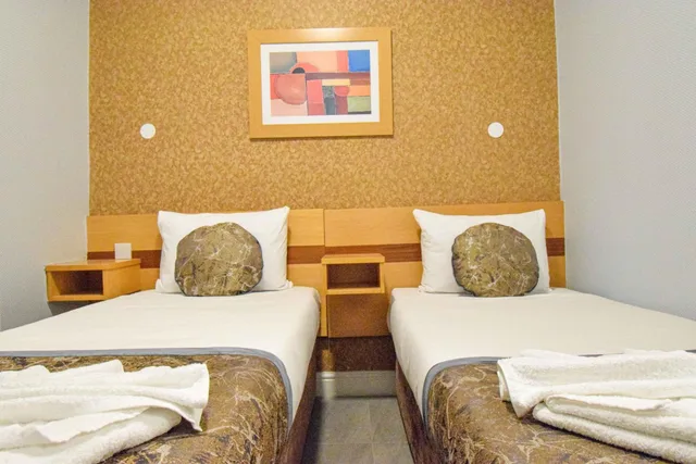 غرفة رباعية بسريرين منفصلين مع أريكة، Pembridge Palace Hotel 1/1