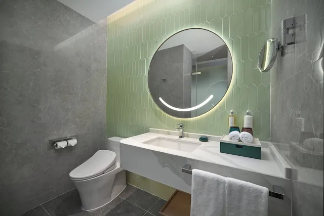 Standard, King Bed, Holiday Inn Wuhan Tianhe Airport by IHG 3/3