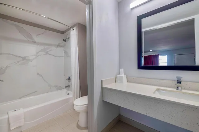 غرفة بسرير كينج لغير المدخنين، Motel6 Lake Charles, LA 10/10