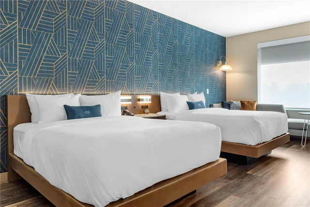 غرفة بسريرين كوين بحوض استحمام لذوي الإعاقة، DoubleTree by Hilton Summerville Nexton 1/2
