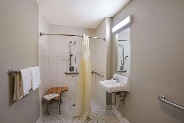 غرفة بسرير كوين للمدخنين لذوي الإعاقة، Econo Lodge Vallejo, CA 5/5