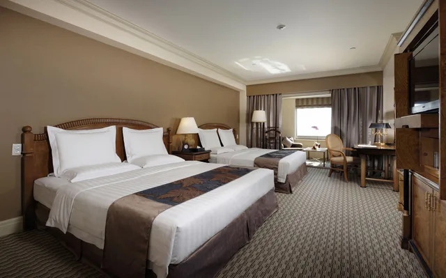 غرفة بريميوم عائلية بسرير كوين وسريرين منفصلين بإطلالة على المرفأ، Grand Hi Lai Hotel 1/3