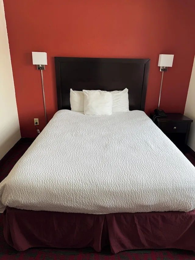 غرفة بسرير كوين مع أريكة بمطبخ صغير، Sandalwood Studios &amp; Suites 1/3