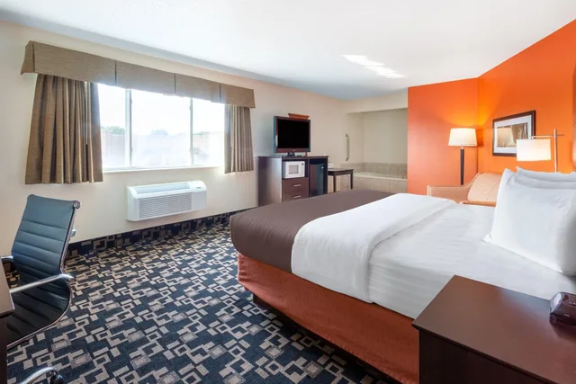 جناح بسرير كينج بجاكوزي، Americinn By Wyndham Wausau 1/4