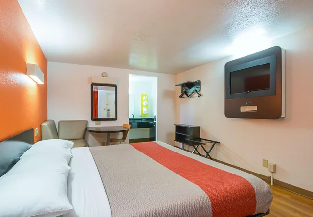 1 Full Bed - Mobility Access Tub Smk، Motel6 Round Rock, TX 2/5