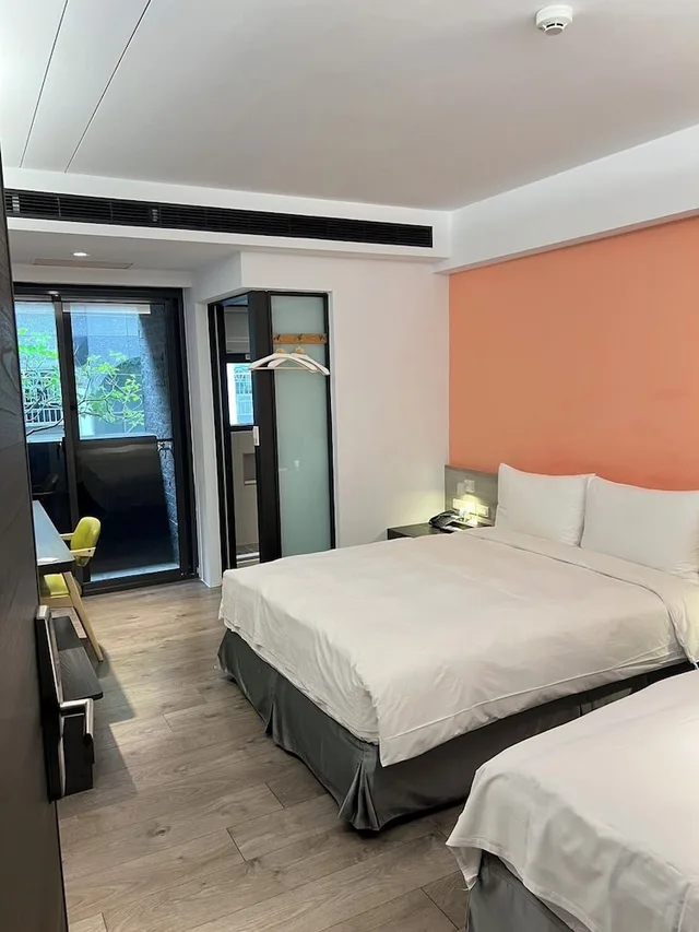 غرفة قياسية ثلاثية بسرير مزدوج وسرير فردي، Greenight Hotel 2/7