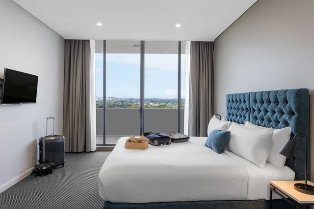 3 Bedrooms, Park, Suite, 3 King Beds، Meriton Suites Waterloo 3/6