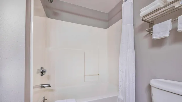 غرفة بسرير كوين لذوي الإعاقة، Motel6 Bethel, CT - Danbury 4/5