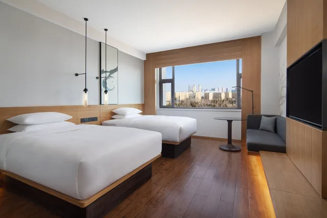 غرفة بسريرين مزدوجين بإطلالة على الحديقة، Fairfield by Marriott Baiyin Downtown 1/3