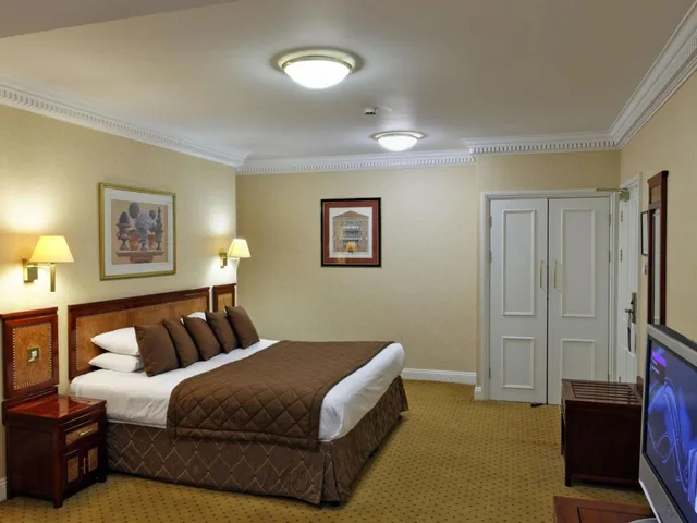 Room, Triple, Sofa, Grange Clarendon Hotel 10/10