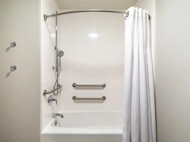 جناح استوديو بسرير كينج لذوي الإعاقة، Staybridge Suites Sioux City Southeast 2/6