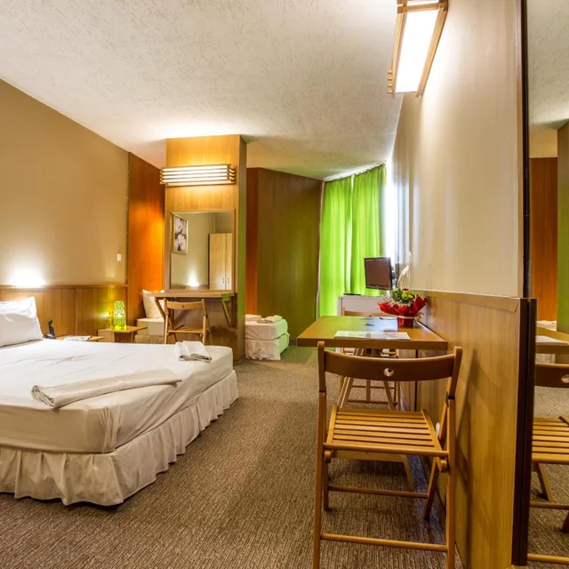 غرفة ثلاثية، Art Hotel Simona 2/8
