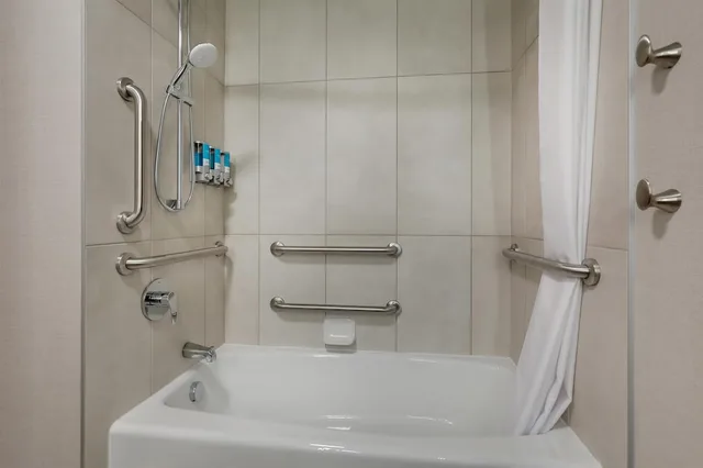 جناح بسرير كينج بغرفتين مع أريكة بحوض استحمام لذوي الإعاقة، Drury Plaza Hotel North Charleston 2/2