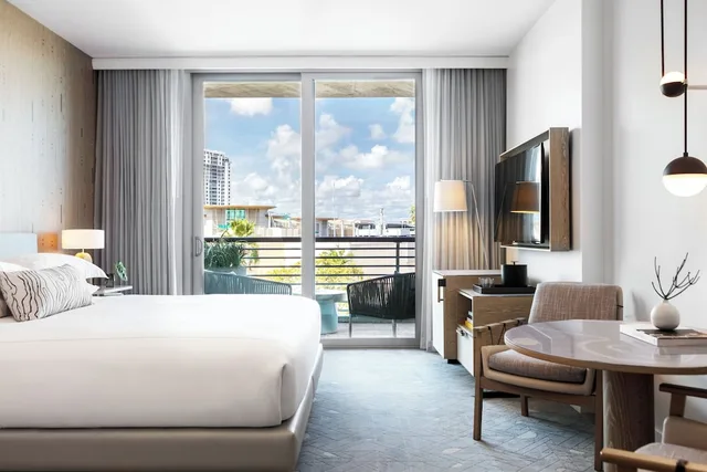 غرفة بريميوم بسرير كينج بشرفة، Kimpton Hotel Palomar South Beach 1/8