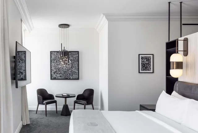 Atrium, Junior Suite, King Bed, Sofa، Daxton Hotel Birmingham, Curio Collection by Hilton 1/2