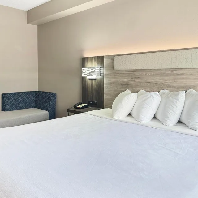 غرفة سوبيريور بسرير كينج، Reston Inn & Suites 7/10