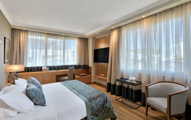 Divine, Suite، Divani Caravel Hotel 1/4