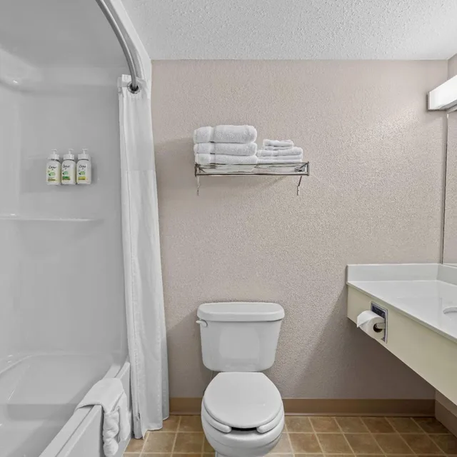 غرفة بسرير كينج وسريرين كوين، Days Inn & Suites by Wyndham Winkler 10/10