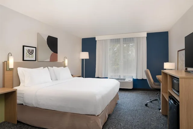 Room, King Bed, Bathtub, Spark by Hilton Lancaster 3/6