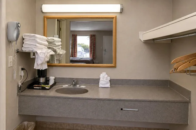 غرفة بسرير كينج مع أريكة، Days Inn by Wyndham Apple Valley Pigeon Forge/Sevierville 6/7