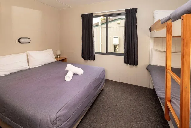 كابينة اقتصادية بسريرين مزدوجين وأسرّة بطابقين بغرفتي نوم، Fox Glacier Motel Holiday Park 2/5
