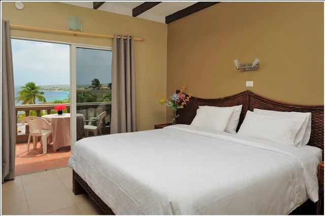 غرفة بسرير مزدوج أو سريرين منفصلين بشرفة، Eden Beach Resort 1/2