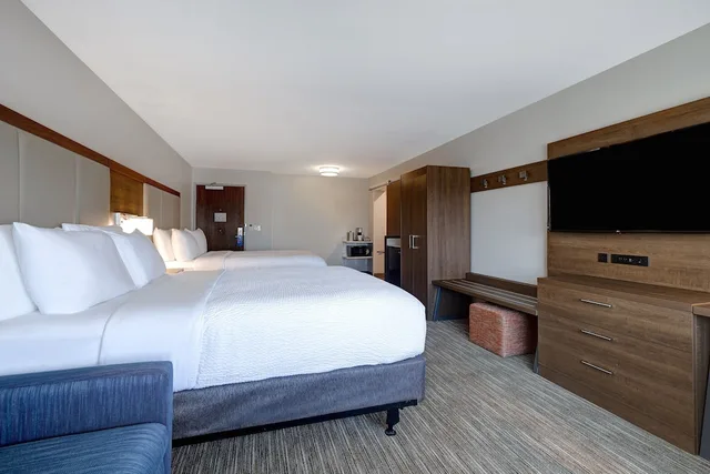 Suite, 2 Queen Beds, Sofa, Holiday Inn Express & Suites Ann Arbor - University South 2/8