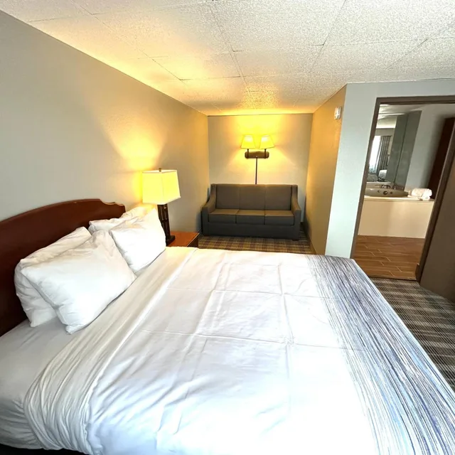جناح عائلي بغرفتي نوم بحوض جاكوزي، AmericInn & Suites By Wyndham Baraboo Event Center 2/10