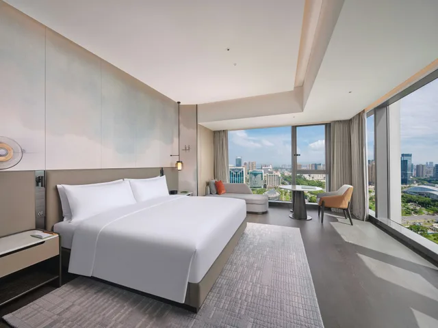 غرفة بريميوم بسرير كينج، Hilton Huizhou 1/3