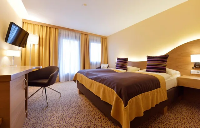 Room, Double Bed, Lake Side, Seehotel Rust 2/10