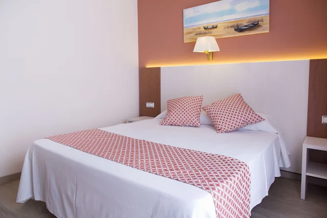 غرفة بثلاثة أسرّة مع سرير إضافي، GHT Balmes Hotel, Aparthotel & Splash 2/10