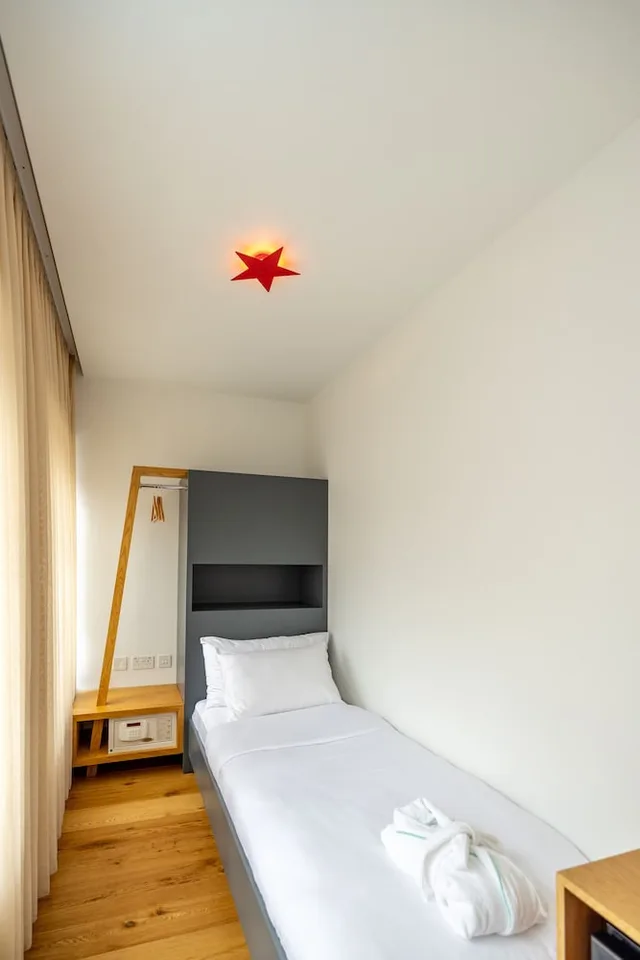 غرفة عائلية بسرير مزدوج وسرير فردي، Limehouse Library Hotel 2/8