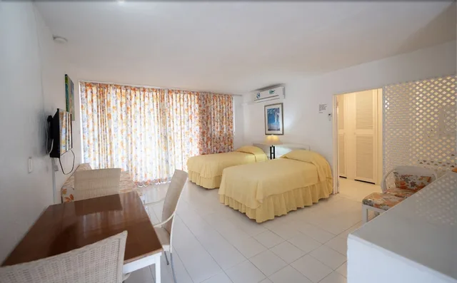 استوديو بسريرين منفصلين بإطلالة على المسبح بشرفة مع سرير سحّاب إضافي، Monteray Apartment Hotel 2/3