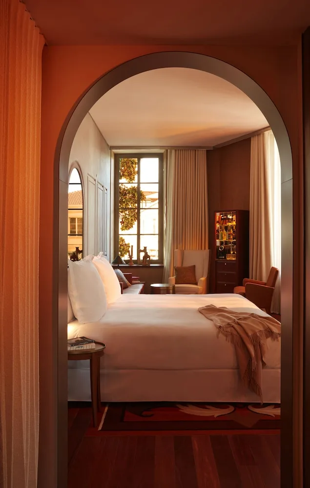 غرفة سيغنتشر بسرير كينج بإطلالة على الفناء، Mondrian Bordeaux Hotel des Carmes 4/7