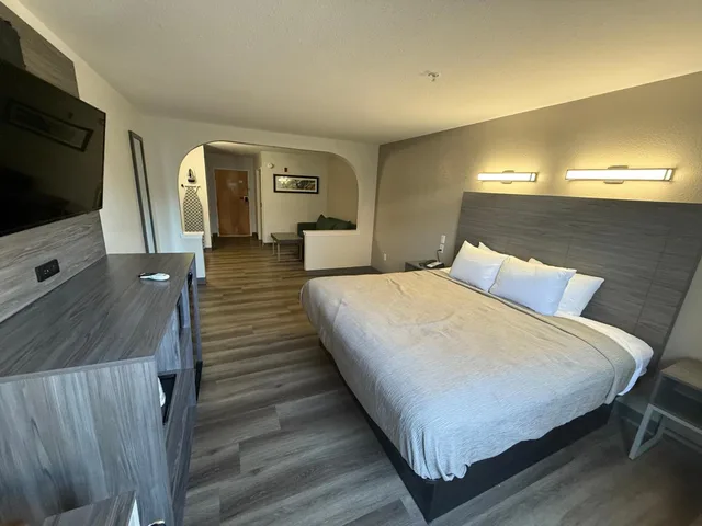 Suite, King Bed, Large, Quality Inn & Suites Biloxi - Ocean Springs 1/7