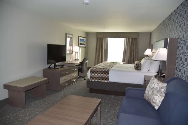غرفة بسرير كينج مع أريكة، Best Western Plus Las Vegas West 3/5