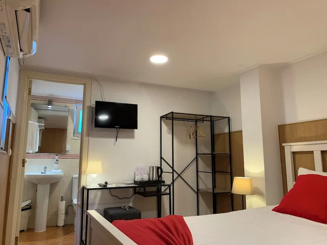 Room, Double Bed, Private Bathroom, Ground Floor, Discovery Apartment Benfica 2/6