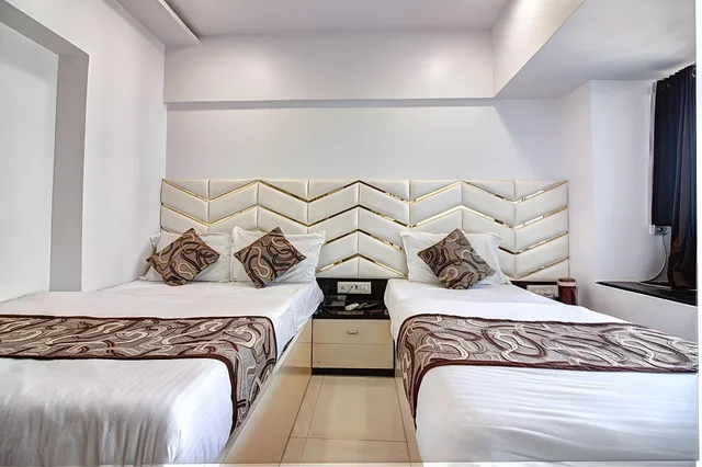 غرفة كلاسيكية بسرير مزدوج وسرير فردي، Hotel City View 1/2