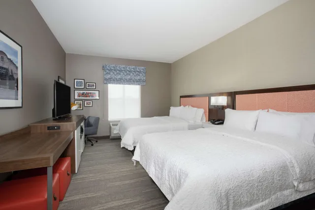 غرفة بسريرين كوين مع أريكة لذوي الإعاقة، Hampton Inn & Suites Logan 2/5